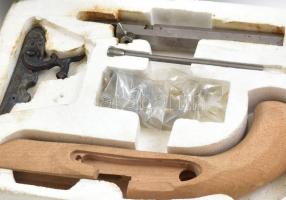 Colonial Pistol, össze szerelhető replika pisztoly, dobozában, kopásnyomokkal