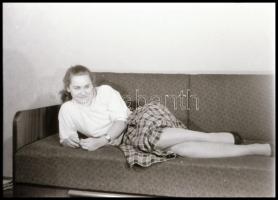 cca 1975 ,,Partiképes lányok, asszonyok" feliratú negatívos dobozból 13 db vintage NEGATÍV, szo...