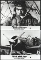 1976 ,,Pilóták a kék égen című japán film jelenetei és szereplői, 11 db vintage produkciós filmfotó, ebből három ezüst zselatinos fotópapíron, a többi ofszet nyomdai eljárással készült kartonlapra, egyoldalasan nyomtatva, + hozzáadva a MOKÉP belső használatra készült filmismertetőjét, 18x24 cm
