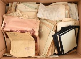 Nagy doboznyi papírrégiség, főleg okmány hagyaték tétel: okmányok, gyászborítékok, vignetták, stb.