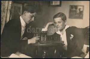 cca 1910 Sakkozó fiúk. Fotólap 14x9 cm /Chess player boys