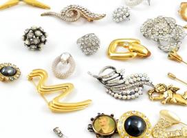 Vegyes luxus bizsu tétel, sok dekoratív, exkluzív bross, karkötő, gyűrű, fülbevaló. Szép állapotban