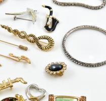 Vegyes luxus bizsu tétel, sok dekoratív, exkluzív bross, karkötő, gyűrű, fülbevaló. Szép állapotban