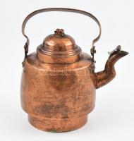 U. Kfredman Östersund jelzett vörösréz teáskanna, korának megfelelő horpadásokkal. m. 21cm, d: 19 cm