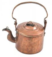 Antik vörösréz teáskanna, jelzés nélkül, korának megfelelő horpadásokkal, sérülésekkel. m. 26cm, d: 22 cm