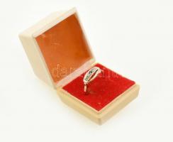 Arany (Au) 14K kék-fehér köves (3 db) gyűrű, jelzett, méret: 56, bruttó: 3,3 g