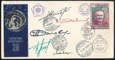 Viktor Afanaszjev (1948- ) és Musza Manarov (1951- ) szovjet űrhajósok valamint három másik űrhajós aláírásai emlékborítékon MIR emlékbélyegzéssel / Signatures Viktor Afanasyev (1948- ) and Musa Manarov (1951- ) Soviet astronauts and other 3 astronauts on envelope with MIR stamp