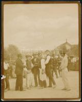 cca 1910 Falusai jelenet háttérben csendőrökkel. 11x14 cm