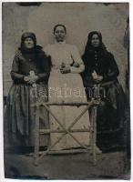 cca 1910 Lány és asszonyok ferrotípia 8x12 cm