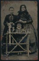 cca 1910 Asszony és gyermekek ferrotípia 7x10 cm