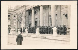 1927 Horthy testőrsége - udvarlaki őrség a Királyi palotában fotólap 14x9 cm