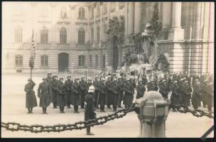 1927 Horthy testőrsége - udvarlaki őrség a Királyi palota udvarán fotólap 14x9 cm