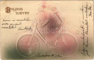 1905 Boldog újévet. Kerékpáros hölgy malaccal, bicikli. Dombornyomott / New Year greeting, woman on bicycle with pig. embossed