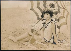 cca 1910-1920 Joko Umemum japán színésznő a strandon, hátoldalon feliratozott fotó, 10,5×14,5 cm / Japanese actress