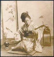 cca 1910-1920 Japán gésa samiszenen játszik, fotó, 11×10,5 cm