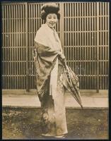 cca 1930 Yoshiko Okada (1902-1992) japán színésznő, hátoldalon feliratozott fotó, 15×12 cm