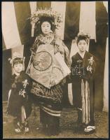 cca 1920-1930 Japán gésa és gésajelöltek ünnepi kimonóban, fotó, 14×11 cm