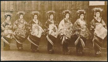 cca 1930 Japán gésák, hátoldalon feliratozott fotó, 8,5×15 cm