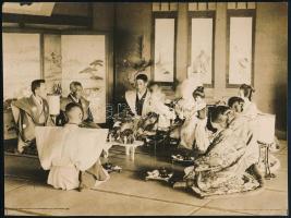 cca 1930 Lánykérés ceremóniája Japánban, hátoldalon feliratozott fotó, 15×20 cm