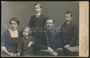 cca 1912 Katonatiszt családjával, keményhátú fotó Knebel Jenő szombathelyi műterméből, kabinetfotó, 16,5x10,5 cm