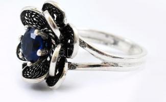 Ezüst(Ag) virágos gyűrű kék kővel, jelzett, méret: 56, bruttó: 4,9 g