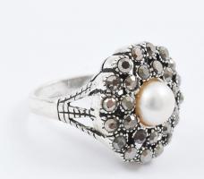 Ezüst(Ag) gyűrű gyöngy díszítéssel, jelzett, méret: 59, bruttó: 7 g