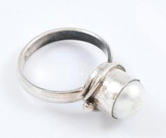 Ezüst(Ag) gyűrű tenyésztett gyönggyel, jelzett, méret: 58, bruttó: 5,4 g