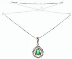 Ezüst(Ag) venezianer nyaklánc, zöld köves medállal, jelzett, h: 36 cm, bruttó: 4,5 g