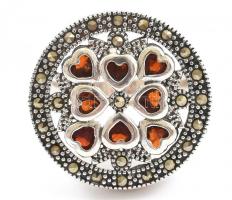 Ezüst(Ag) gyűrű gránátokkal, jelzett, méret: 56, bruttó: 7,5 g