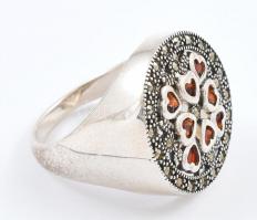 Ezüst(Ag) gyűrű gránátokkal, jelzett, méret: 56, bruttó: 7,5 g