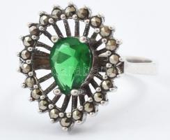 Ezüst(Ag) csepp alakú gyűrű zöld kővel, jelzett, méret: 55, bruttó: 3,5 g