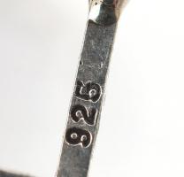 Ezüst(Ag) fülbevalópár lila és fehér kövekkel, jelzett, d: 1,5 cm, bruttó: 8,5 g