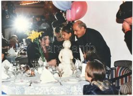 1994 Michael Jackson Magyarországon a fóti gyermekotthon lakóival készült eredeti fotó / Original photo of Michael Jackson in Hungary, 17x13 cm