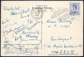1962 Az Újpesti Dózsa labdarúgó csapatának tagjai által aláírt képeslap Skóciából a Újpesti Dózsa SC - Dunfermline Athletic FC 4 : 3, mérkőzésről Bene, Kocsis, Várlöki, Sárisu, Sipos, Lung, és mások / Autograph signature of the Hungarian football UJpesti Dózsa team on postcard from Scotland