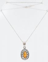 Ezüst(Ag) nyaklánc borostyános medállal, jelzett, h: 40 cm, bruttó: 5,8 g