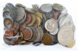 Vegyes külföldi fémpénz tétel ~1,1kg-os súlyban, európai érmék nélkül, dobozban T:vegyes Mixed foreign coin lot (~1,1kg), without European coins in box C:mixed