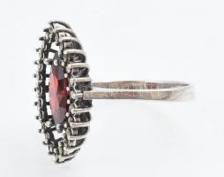 Ezüst(Ag) ovális gyűrű kövekkel, jelzett, méret: 55, bruttó: 4,1 g