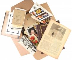 Nagy doboznyi vegyes papírrégiség tétel benne nagyon sok képeslap kb 100 db fotó, régi könyvek, nyomtatványok, újságok,. térképek, turisztikai kiadványok, leporellók, fotóalbum, stb, érdemes átnézni