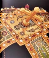 Kovács Éva, Lovag Zsuzsa: A magyar koronázási jelvények. Bp., 1980, Corvina. Egészoldalas, színes fo...