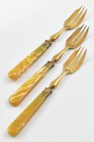 Antik francia süteményes villa készlet, 12 db-os, eredeti dobozában. Néhány nyelén repedésekkel, h: ...