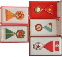 5db klf szocialista kitüntetés tokban, közte 1983. "Munka Érdemrend" ezüst fokozata, ezüstözött, zománcozott Br kitüntetés mellszalagon, eredeti tokban + "Szocialista kultúráért" zománcozott fém kitüntetés mellszalagon, tokban T:1,1-