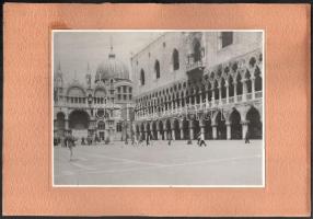 Kerekes János (1889?-1965?): Velence, Szent Márk templom és a Doge palota, 1934 július. Vintage fotó, hátoldali a fotóról levált kartonján korabeli felirattal. 18x24 cm
