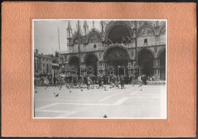 Kerekes János (1889?-1965?): Szent Márk templom és tér a galambokkal, 1934 június. Vintage fotó, hátoldali a fotóról levált kartonján korabeli felirattal. 18x24 cm
