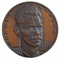 Renner Kálmán (1927-1994) DN József Attila 1905-1937 egyoldalas bronz plakett, dísztokban (89mm) T:1