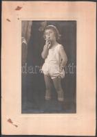1925 Kislány cigarettával, feltehetően Kollár fényképész, Veszprém. Vintage fotó kartonon, aláírt, datált, fotó tetején kissé sérült, karton széle sérült, 28,5x17 cm