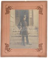 cca 1900-1910 Díszes ruhájú előkelő, kitüntetésekkel, nemzeti kiscímeres bottal, keményhátú fotó, sérült kartonnal, 17x12 cm