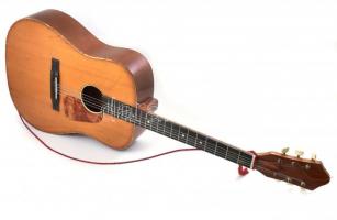 Retró akusztikus gitár, két hiányzó húrral, korának megfelelő állapotban, 106x40 cm
