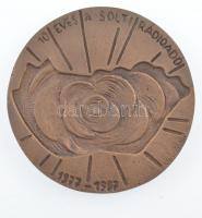 Vass Csaba (1950-) 1987. "10 éves a Solti Rádióadó 1977-1987" kétoldalas, öntött bronz eml...