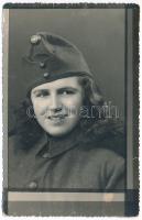 cca 1940 Fiatal hölgy katonai egyenruhában, fotólap, apró szakadással, hátoldalán ragasztásnyomok, 14x9 cm