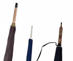 3 db régebbi esernyő (közte sétapálcás, fa nyelűek), változó állapotban (az egyik megkímélt, jó álla...